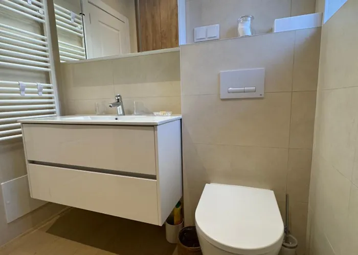 Apartment Center, Charming 2 Bedroom *