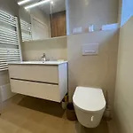 דירה Center, Charming 2 Bedroom *