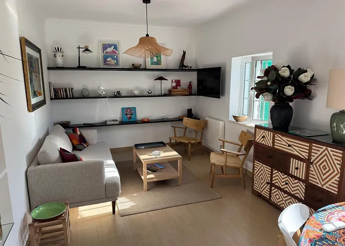 Center, Charming 2 Bedroom *